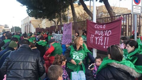 Concentraci&oacute;n de madres y padres de alumnos del colegio p&uacute;blico La Paz de Torrellano