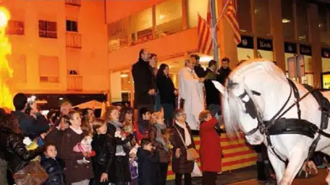 Els Lluïsos preparen la foguerà i la benedicció dels animals enfront de la seva seu. Els Lluïsos ultimen els preparatius per a la matxà aquesta vesprada i l´Ajuntament prepara la festa per a demà.