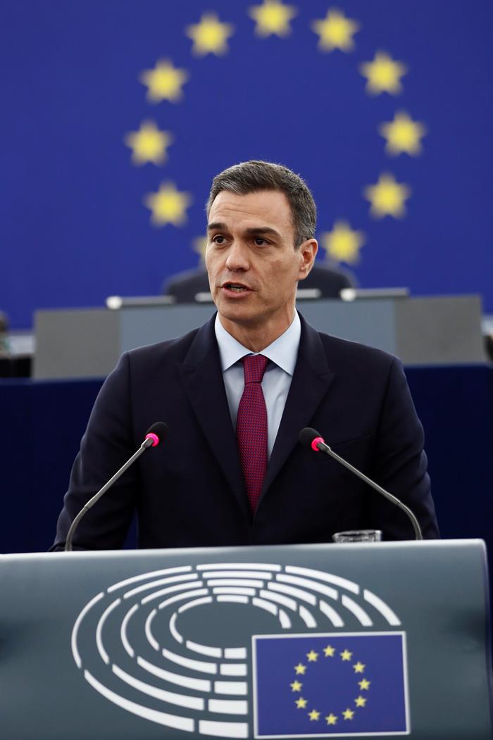 Pedro Sánchez pide a los europeístas no dejarse arrastrar por el nacionalismo excluyente que "amenaza" a la UE Pedro Sánchez pide a los europeístas no dejarse arrastrar por el nacionalismo excluyente que "amenaza" a la UE
