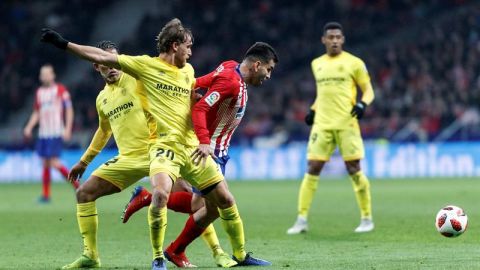 Correa lucha con Muniesa por el bal&oacute;n. 
