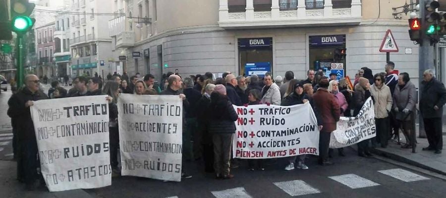 Vecinos y comerciantes de la calle Alfonso XII concentrados junto al puente de Canalejas de Elche Vecinos y comerciantes de la calle Alfonso XII concentrados junto al puente de Canalejas de Elche
