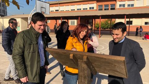 El conseller de Educaci&oacute;n, Vicent Marz&agrave;, en su visita al CEIP Enric Soler i Godes.