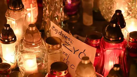 Ciudadanos dejan flores y encienden velas para despedir al alcalde de Gdansk, Pawel Adamowicz Ciudadanos dejan flores y encienden velas para despedir al alcalde de Gdansk, Pawel Adamowicz