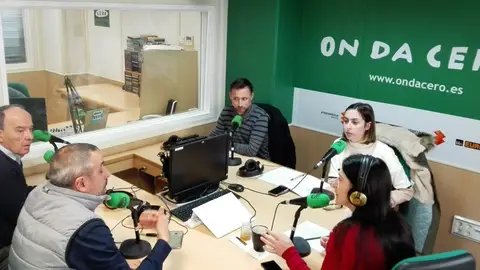 Esther Díez (Compromís), Vicente Granero (PP), Fernando Durá (Ilicitanos por Elche) y el profesor José Pruiz analizan la propuesta del tripartito para barrios y pedanías. Esther Díez (Compromís), Vicente Granero (PP), Fernando Durá (Ilicitanos por Elche) y el profesor José Pruiz analizan la propuesta del tripartito para barrios y pedanías.