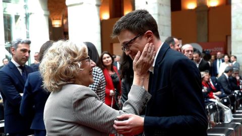 Manuela Carmena e &Iacute;&ntilde;igo Errej&oacute;n en un acto