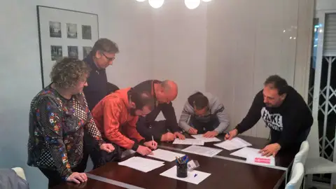 Integrantes del nuevo partido político de Torrellano firmando el acto fundacional del mismo Integrantes del nuevo partido político de Torrellano firmando el acto fundacional del mismo