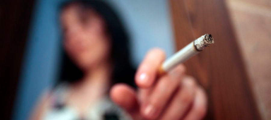 mujer fumando mujer fumando
