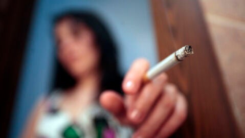 mujer fumando