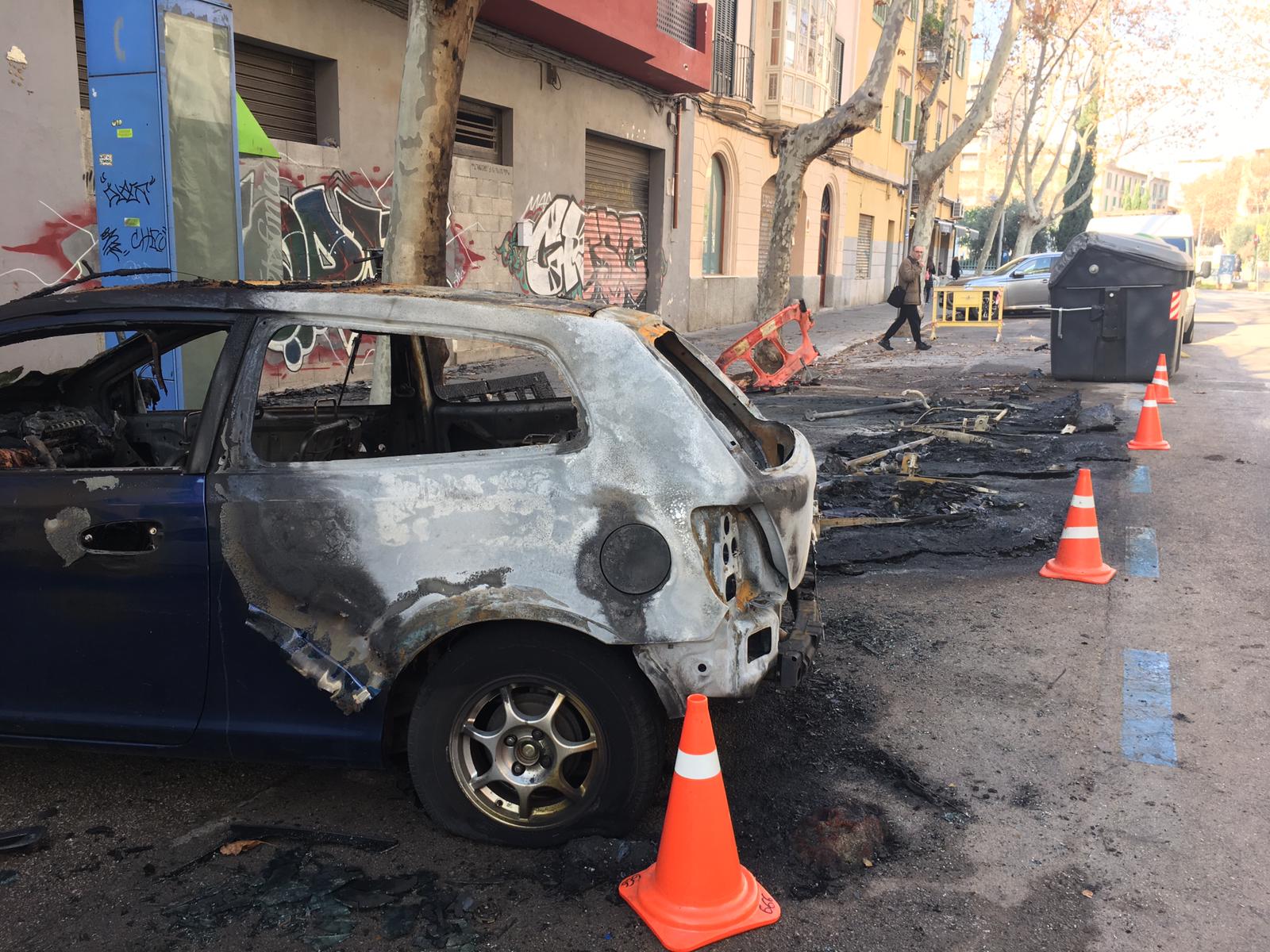 El pirómano de Palma quema siete contenedores y calcina un coche junto al Parc de les Estacions El pirómano de Palma quema siete contenedores y calcina un coche junto al Parc de les Estacions