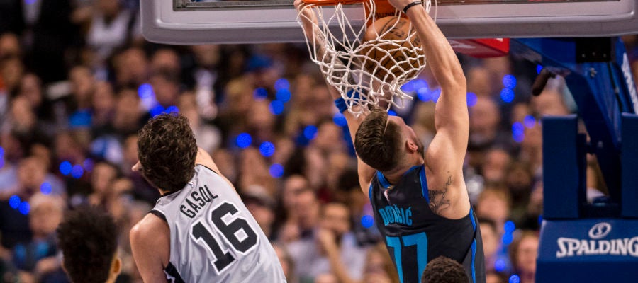 Luka Doncic, en acción ante Pau Gasol Luka Doncic, en acción ante Pau Gasol