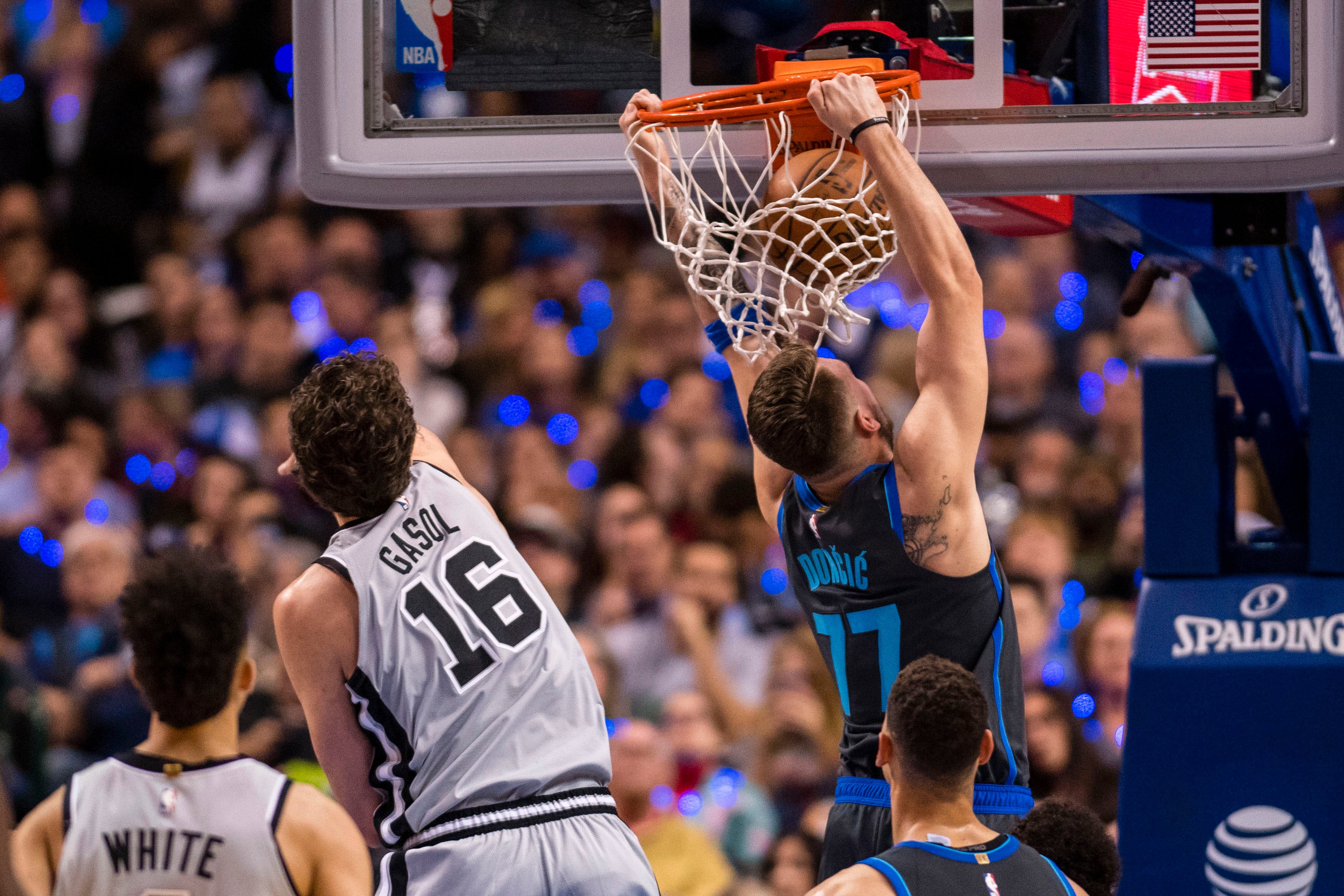 Doncic sigue los pasos de Curry pero cae ante los Spurs de Pau Gasol Doncic sigue los pasos de Curry pero cae ante los Spurs de Pau Gasol