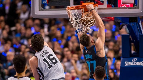 Luka Doncic, en acci&oacute;n ante Pau Gasol