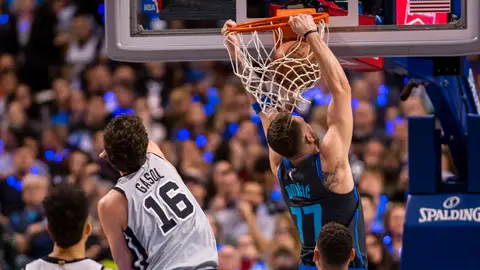 Luka Doncic, en acción ante Pau Gasol Luka Doncic, en acción ante Pau Gasol