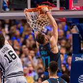 Luka Doncic, en acción ante Pau Gasol Luka Doncic, en acción ante Pau Gasol