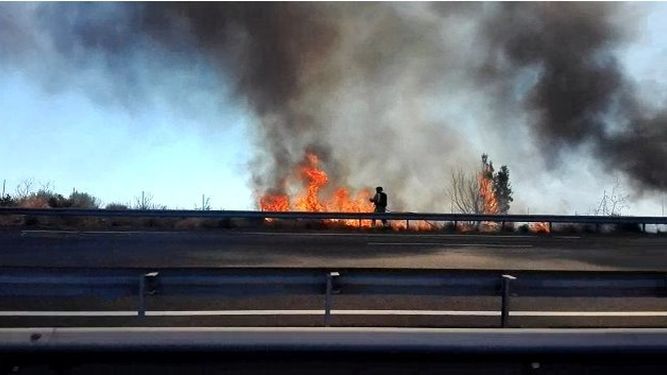 Un accidente entre dos camiones en la A7, en Vall d'Uixó, provoca un gran incendio y retenciones de tráfico Un accidente entre dos camiones en la A7, en Vall d'Uixó, provoca un gran incendio y retenciones de tráfico