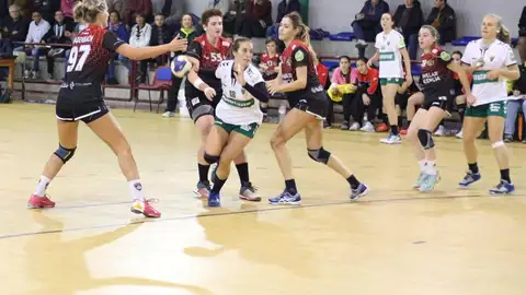 La extremo izquierdo Jennifer Gutiérrez volverá a tener minutos tras superar la lesión en el brazo derecho que se produjo en el Europeo de Francia. La extremo izquierdo Jennifer Gutiérrez volverá a tener minutos tras superar la lesión en el brazo derecho que se produjo en el Europeo de Francia.