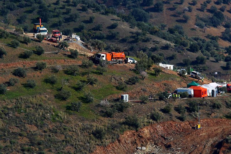 Los servicios de rescate descartan construir dos túneles verticales y se centran en hacer solo uno para rescatar a Julen Los servicios de rescate descartan construir dos túneles verticales y se centran en hacer solo uno para rescatar a Julen
