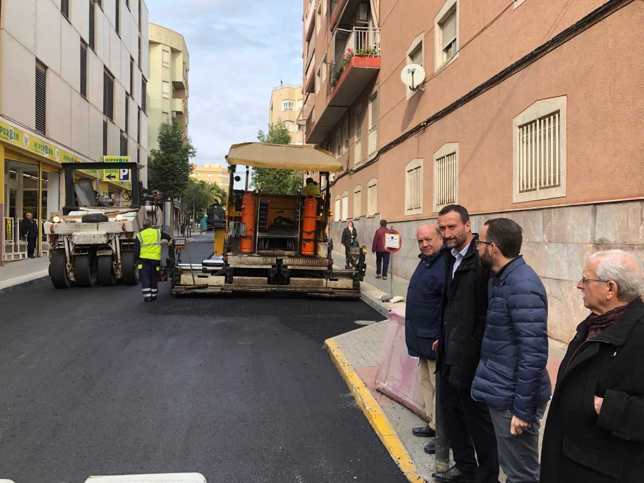 El tripartito de Elche subraya que ha doblado en esta legislatura la inversión en asfaltado y renovación de aceras El tripartito de Elche subraya que ha doblado en esta legislatura la inversión en asfaltado y renovación de aceras