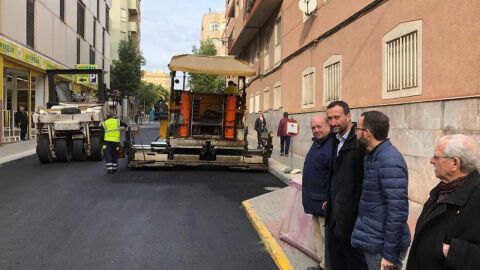M&aacute;quinas trabajando en el asfaltado de una calle en el barrio Carr&uacute;s Este de Elche