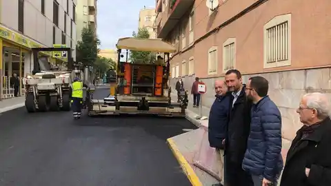 Máquinas trabajando en el asfaltado de una calle en el barrio Carrús Este de Elche Máquinas trabajando en el asfaltado de una calle en el barrio Carrús Este de Elche