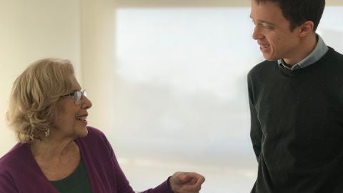 Manuela Carmena, alcaldesa de Madrid, junto a I&ntilde;igo Errej&oacute;n, diputado de Podemos.