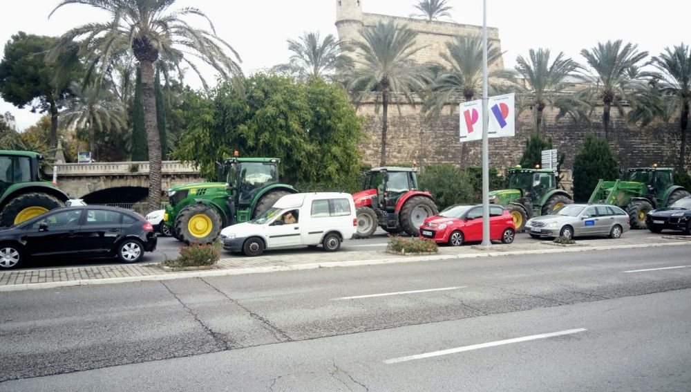 Tractores protestan frente al Consolat de Mar