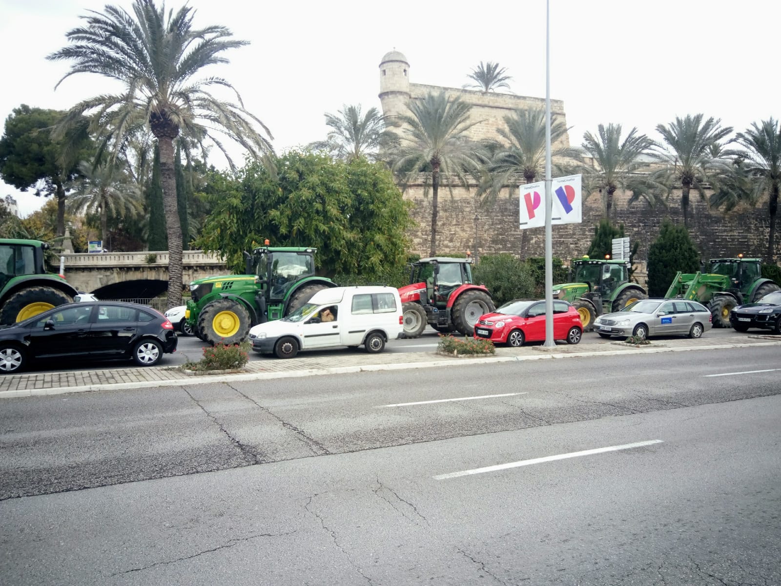 Una quincena de tractores se concentra ante el Consolat para pedir a Armengol que retire la propuesta de ZEPAS Una quincena de tractores se concentra ante el Consolat para pedir a Armengol que retire la propuesta de ZEPAS