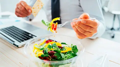 ¿Cómo puedo comer de manera saludable en el trabajo? EN BUENAS MANOS