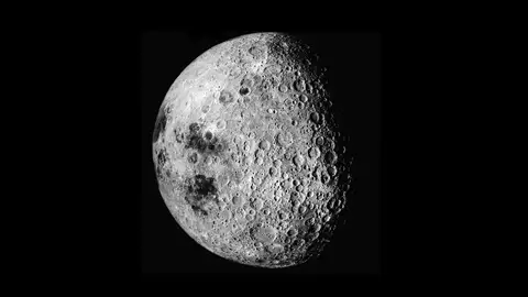 Fotografía de la Luna La cara oculta de la Luna se caracteriza por sus numerosos cráteres