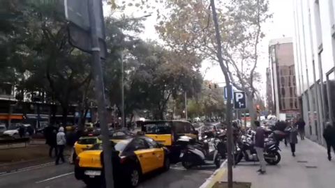 Los taxistas de Barcelona inician una huelga indefinida tras la decisi&oacute;n del Govern sobre los VTC 
