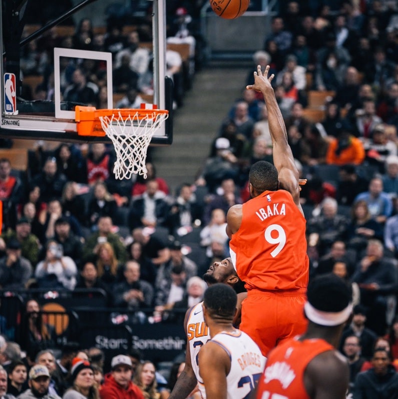 Un gran Serge Ibaka lidera el triunfo de los Raptors ante los Suns Un gran Serge Ibaka lidera el triunfo de los Raptors ante los Suns