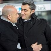 Valverde saluda a Paco López en el Camp Nou