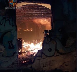 El incendio que se ha originado en una casa abandonada de Can Pastilla El incendio que se ha originado en una casa abandonada de Can Pastilla