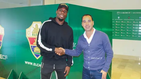 Florentin Pogba, el día que se incorporó a prueba en el Elche CF, junto al director deportivo Jorge Cordero. ELCHE CF
