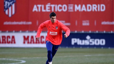 &Aacute;lvaro Morata conduce el bal&oacute;n en su entrenamiento con el Atl&eacute;tico