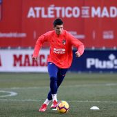 Álvaro Morata conduce el balón en su entrenamiento con el Atlético