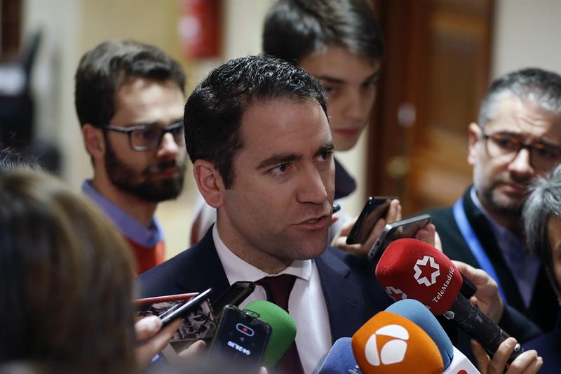 El PP llama "cobarde" a Sánchez por huir del conflicto del taxi y pide devolver la competencia al Gobierno El PP llama "cobarde" a Sánchez por huir del conflicto del taxi y pide devolver la competencia al Gobierno