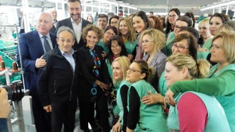 La ministra de Industria, Reyes Maroto, con aparadoras de la empresa Pikolinos