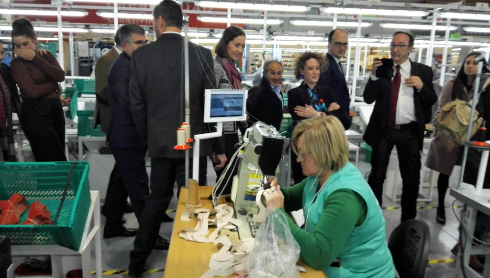 La ministra de Industria, Comercio y Turismo visita en Elche el centro de producción de Pikolinos
