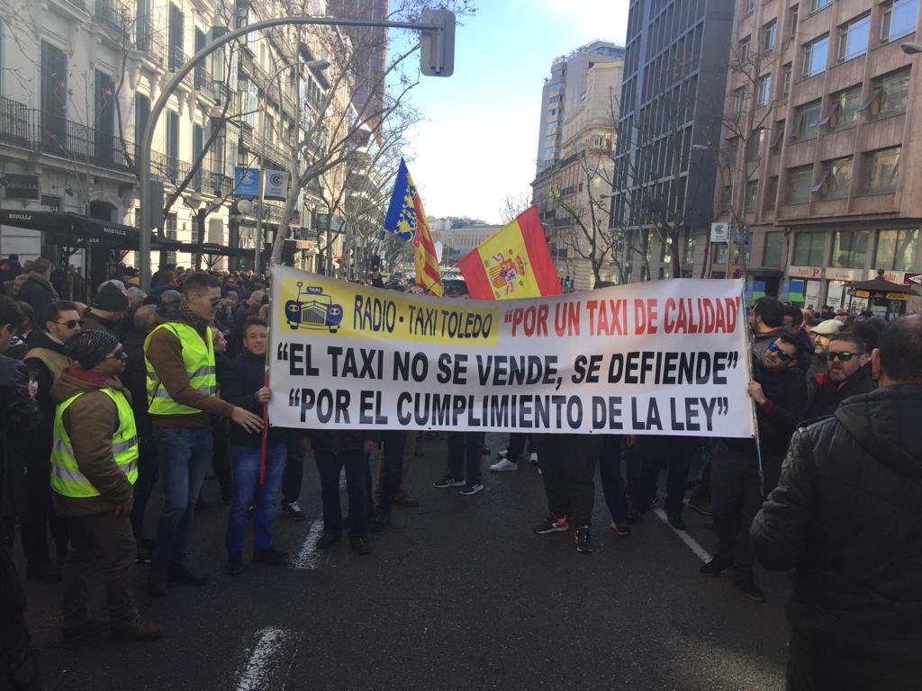 Los taxistas dejan Génova tras lanzar huevos contra la sede del PP y gritar: "La próxima visita, con dinamita" Los taxistas dejan Génova tras lanzar huevos contra la sede del PP y gritar: "La próxima visita, con dinamita"