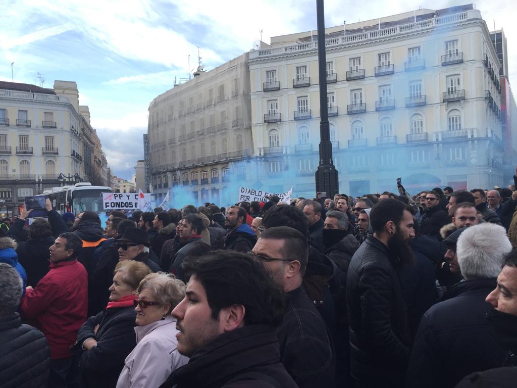 Los taxistas concentrados en la Puerta del Sol, contra Garrido: "Esta noche, mira bajo el coche" Los taxistas concentrados en la Puerta del Sol, contra Garrido: "Esta noche, mira bajo el coche"