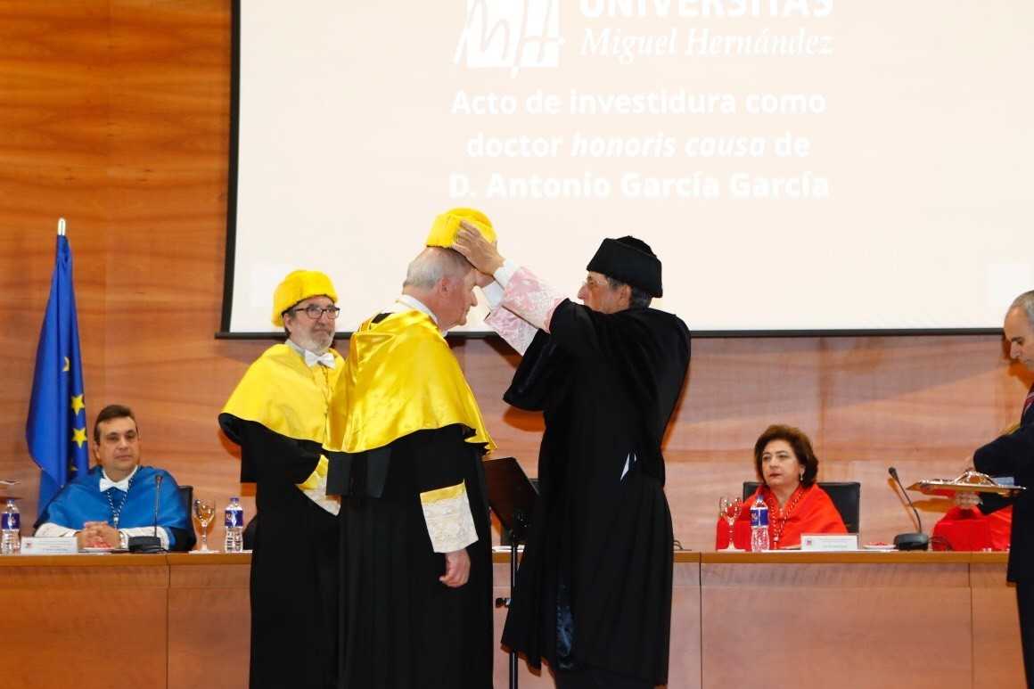 La UMH de Elche inviste Doctor Honoris Causa al investigador Antonio García García La UMH de Elche inviste Doctor Honoris Causa al investigador Antonio García García