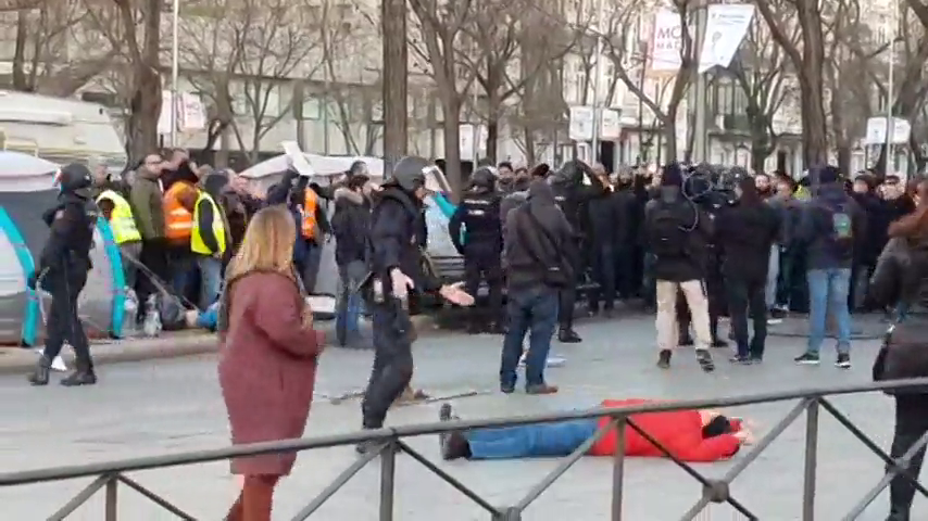 Un hombre finge una agresión de un policía durante el desalojo de taxistas en el Paseo de la Castellana Un hombre finge una agresión de un policía durante el desalojo de taxistas en el Paseo de la Castellana