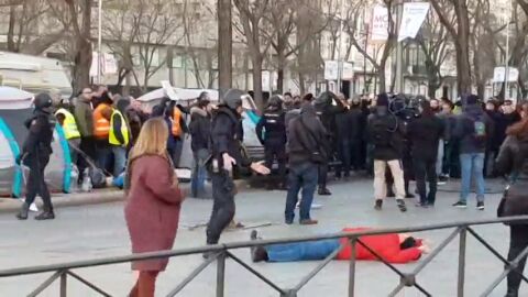 Un hombre simula una agresi&oacute;n de la Polic&iacute;a durante el desalojo de la huelga de taxistas en Madrid