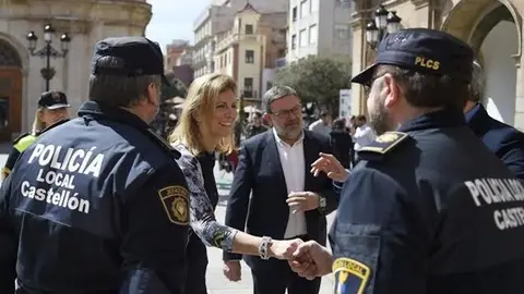 Imagen de archivo: alcaldesa de Castellón, Amparo Marco, junto con dos agentes de la Policía Local. Imagen de archivo: alcaldesa de Castellón, Amparo Marco, junto con dos agentes de la Policía Local.