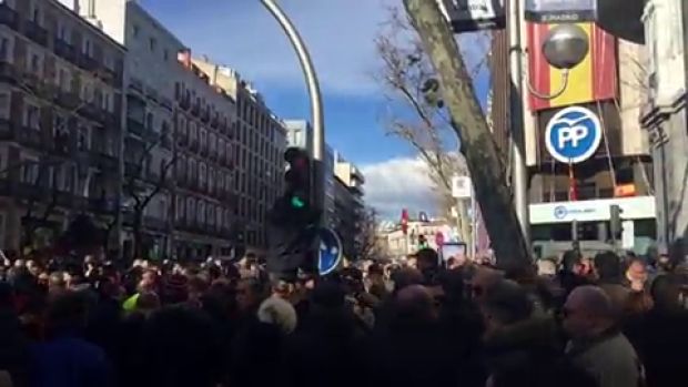 Cientos de taxistas protestan frente a la sede del PP en Génova