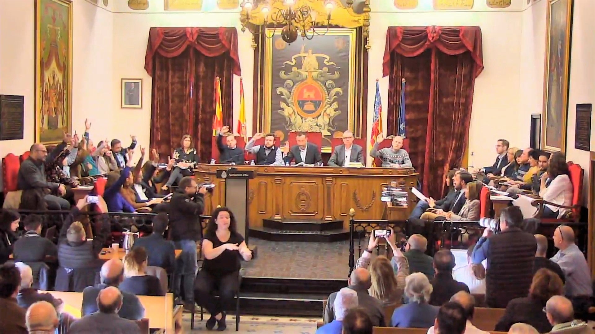 El pleno del Ayuntamiento de Elche acuerda las modificaciones presupuestarias para impulsar una docena de proyectos El pleno del Ayuntamiento de Elche acuerda las modificaciones presupuestarias para impulsar una docena de proyectos