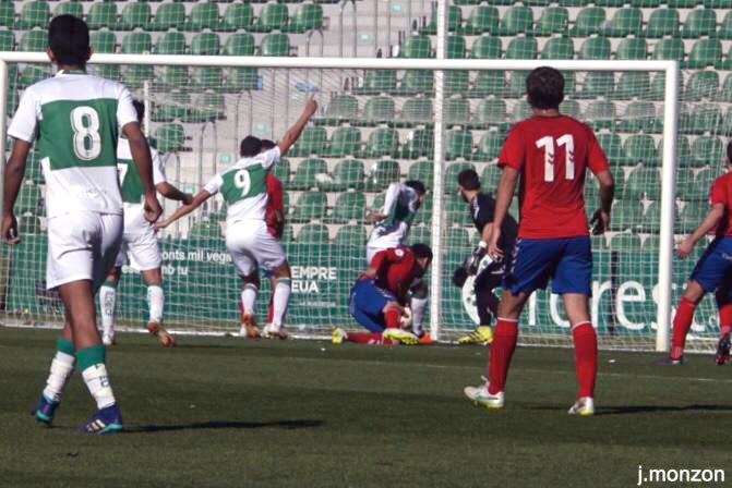 Dos goles del Tiburón de Carrús y un penalti de Palma no sirven para ganar al Saguntino Dos goles del Tiburón de Carrús y un penalti de Palma no sirven para ganar al Saguntino