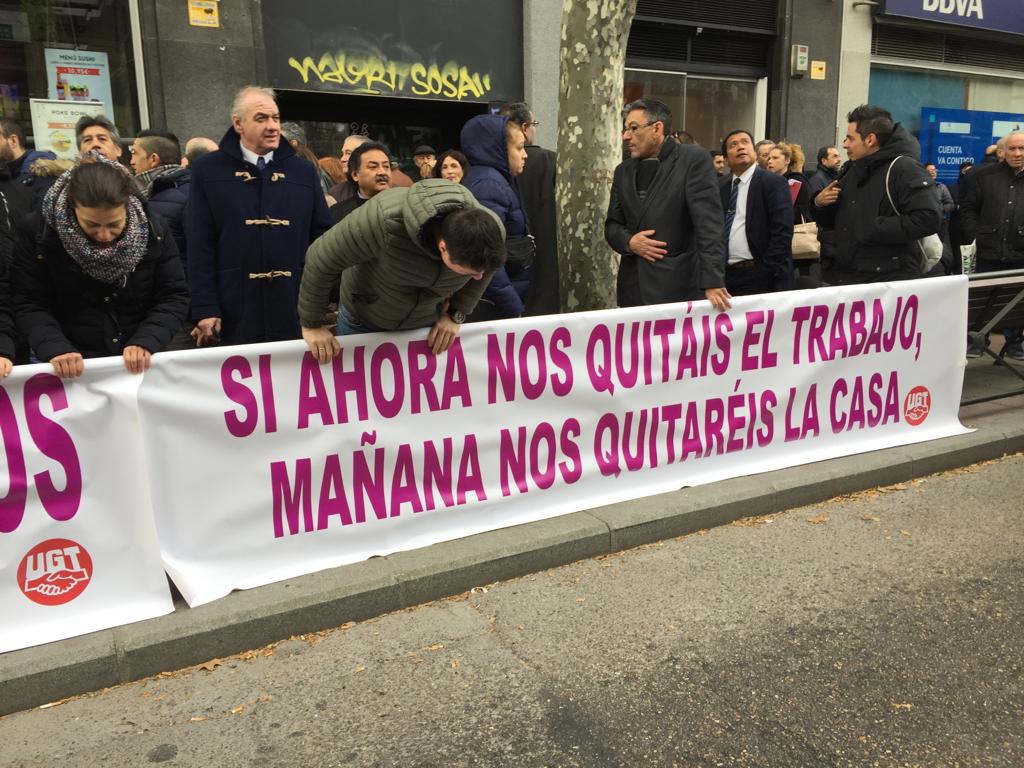 Unos mil conductores de VTC protestan frente a sedes de Podemos y del PSOE Unos mil conductores de VTC protestan frente a sedes de Podemos y del PSOE