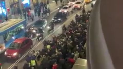 Los taxistas intentan cortar la Gran V&iacute;a de Madrid